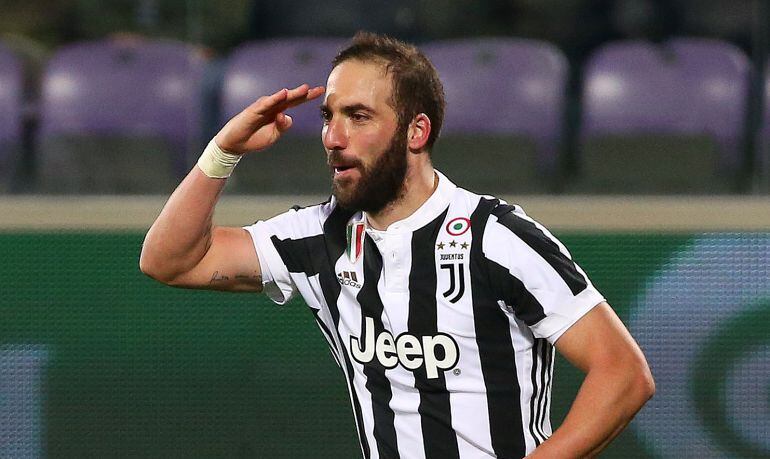 Higuaín celebra un gol 