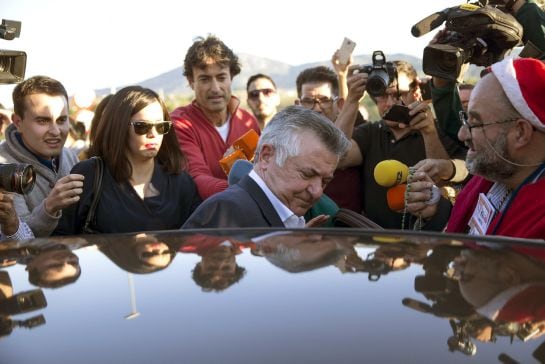 GRA287. ALHAURÍN DE LA TORRE (MÁLAGA), 19/11/2016.- El ex asesor urbanístico del Ayuntamiento de Marbella (Málaga) y cerebro de la operación Malaya, Juan Antonio Roca, a su salida hoy de la prisión provincial de Alhaurín de la Torre en el primer permiso d