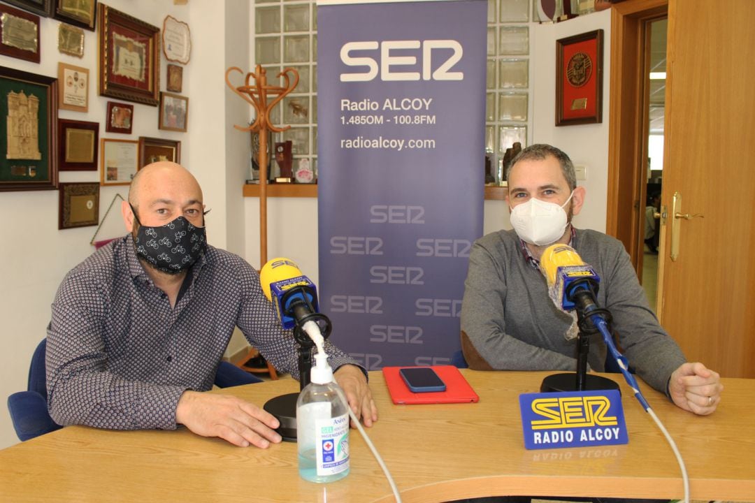 José María Guarinos y Andrés Puig, vicedirector y director del CIP FP Batoi en el estudio central de Radio Alcoy