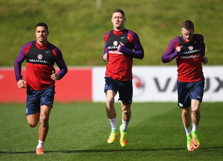 Jake Livermore, junto a Gary Cahill y Jamie Vardy en un entrenamiento de la selección inglesa