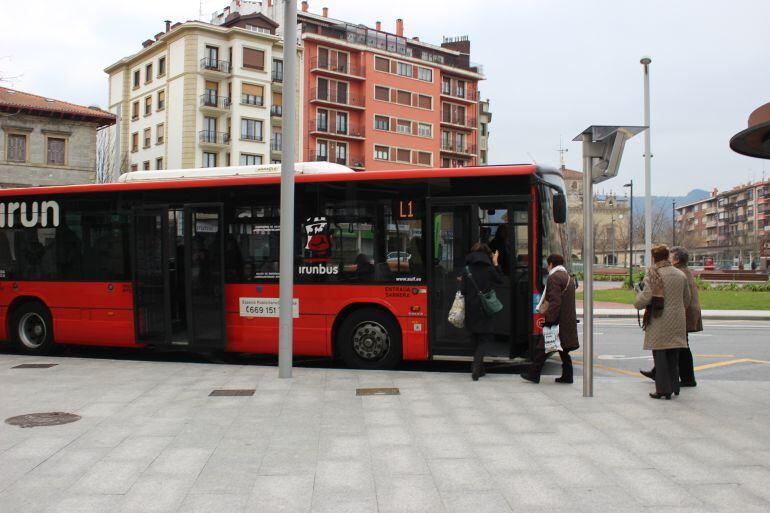 Autobús de la L-1 en la parada del intercambiador de Fermín Calbetón.