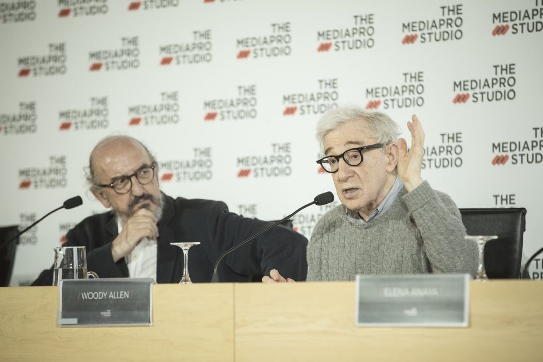 Woody Allen, junto a Jaume Roures, en la presentación del rodaje de su nueva película