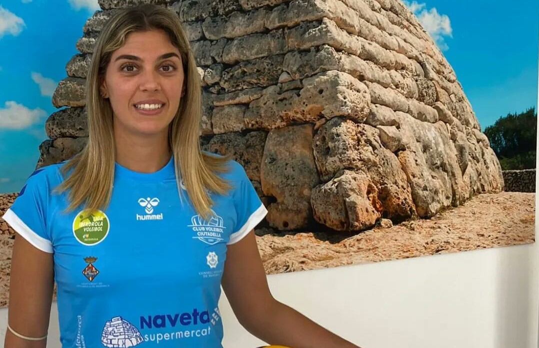 La jugadora de l'Avarca  va ser la primera a lluïr el nou uniforme.