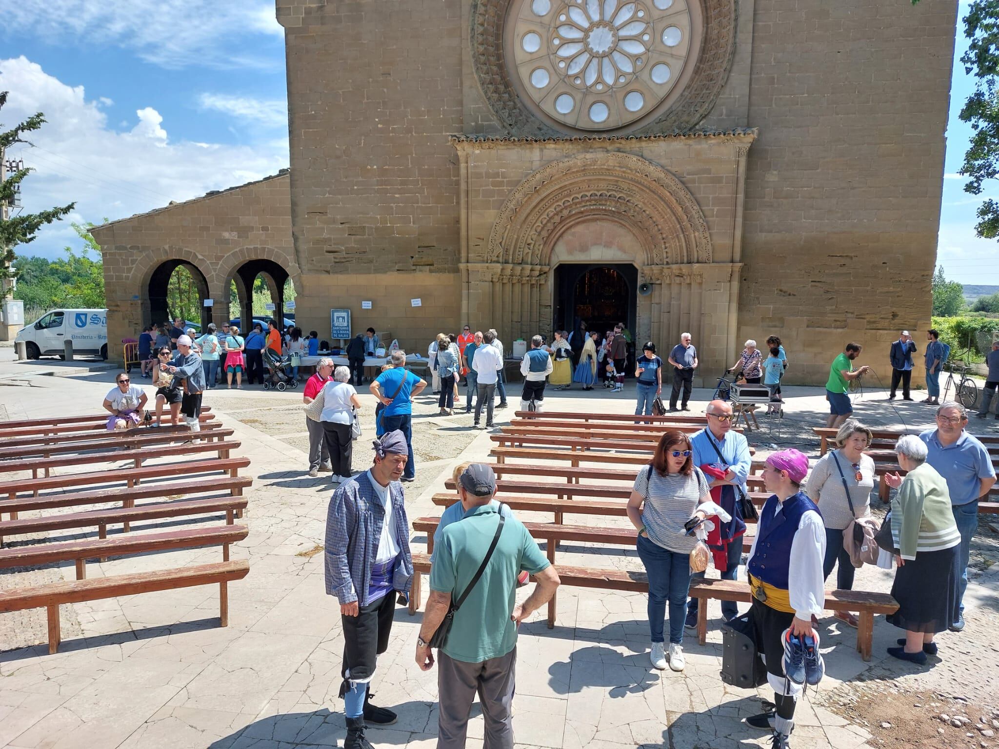 Algunos de los asistentes a la romería de Salas