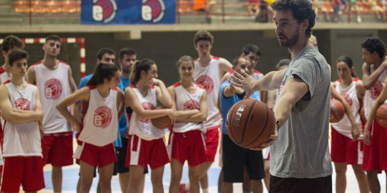 Pau Gasol, durante su asistencia al campus que lleva su nombre y que este año tiene como escenario el Complex Esportiu de L&#039;Hospitalet Nord (Barcelona).