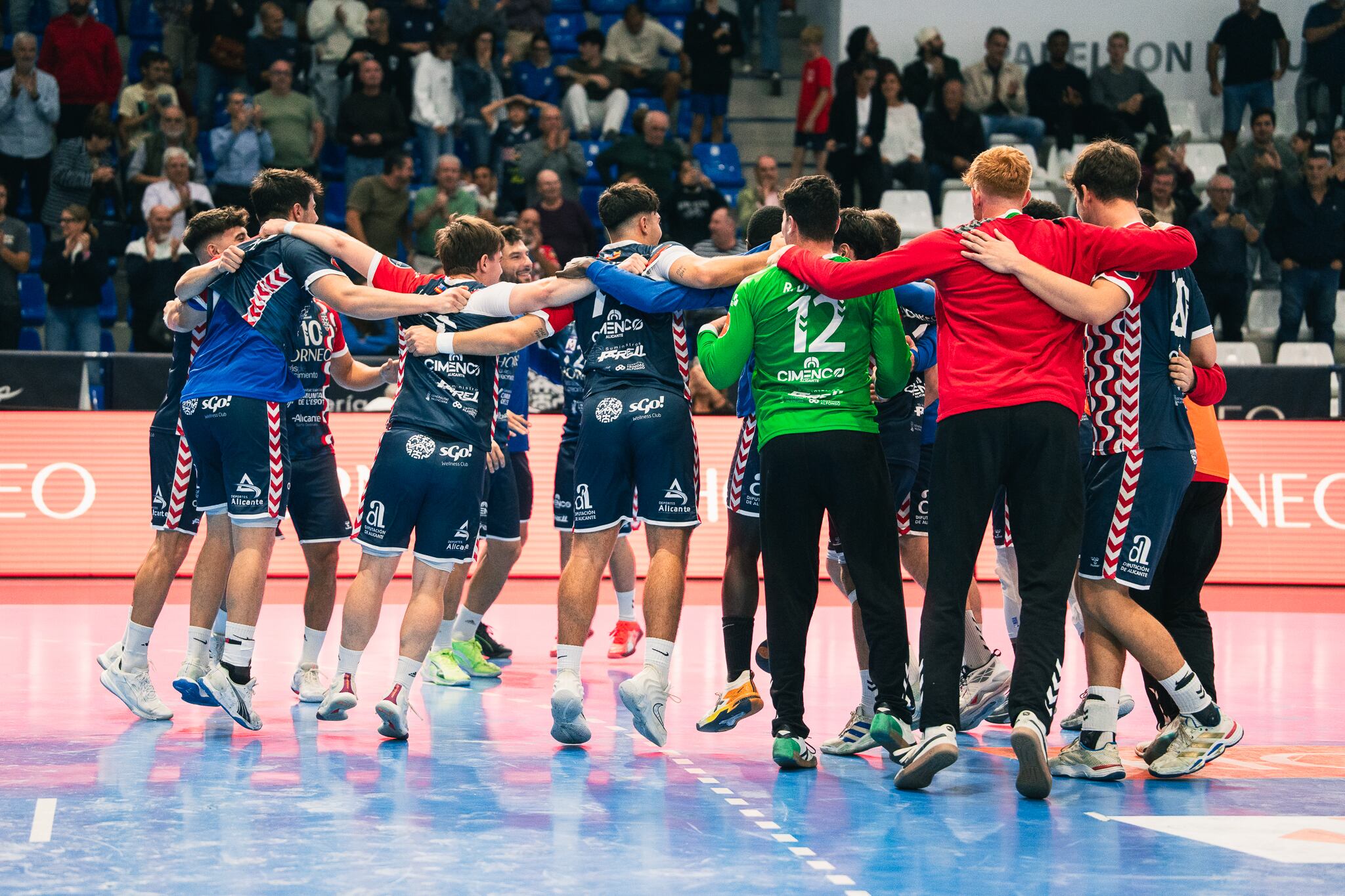 La plantilla de Horneo celebra la victoria frente a Cangas en el Pitiu