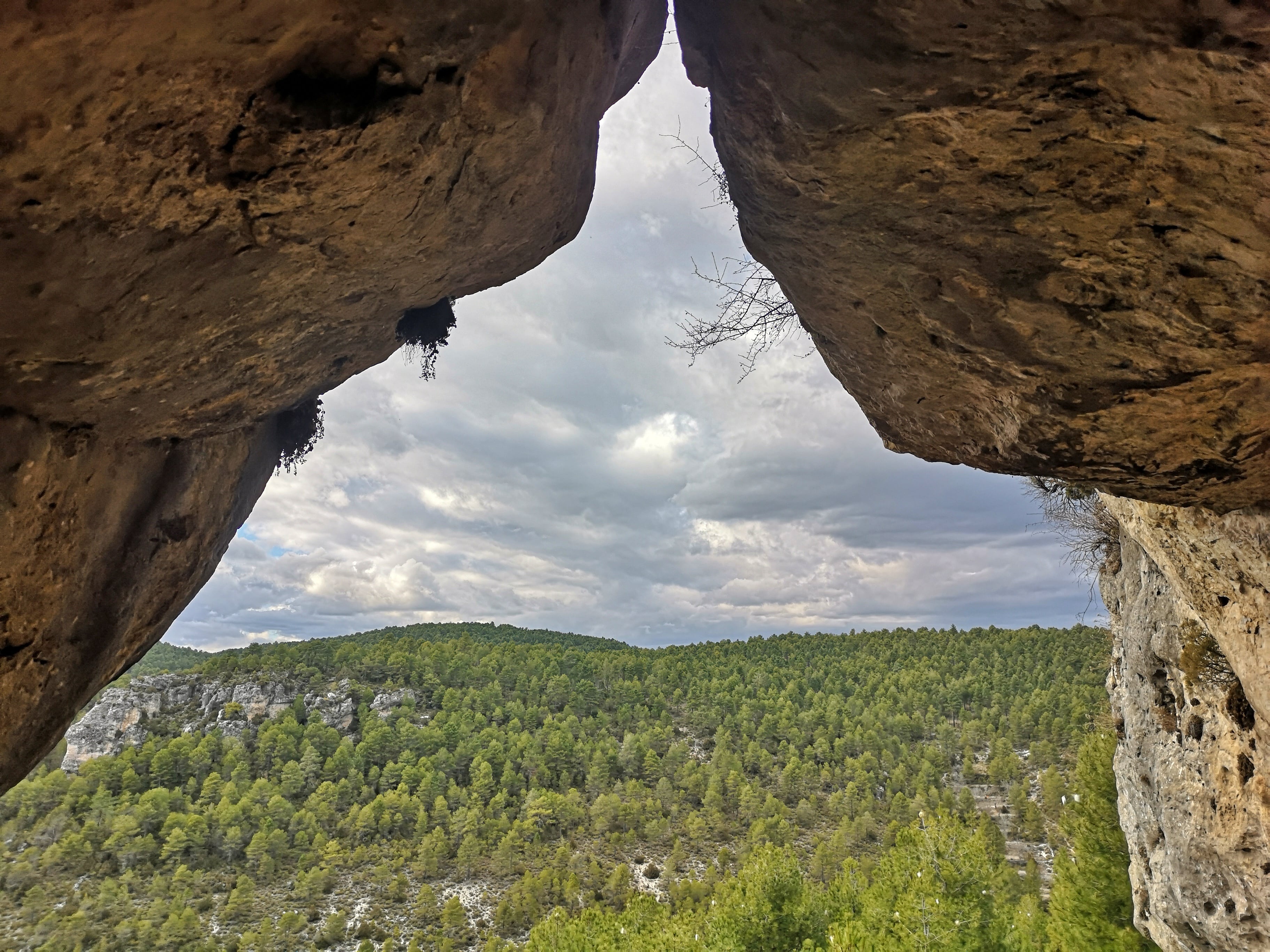 Vistas del paisaje serrano desde la cueva Enkalafeli de Cañizares, en Cuenca.