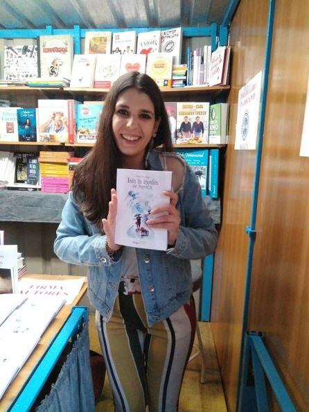 Cristina Díaz, posando en la Feria del Libro de Puertollano con su poemario &quot; Todas las despedidas son imperfectas&quot;