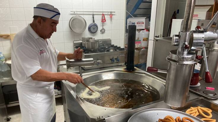 'Un día con...' Juan de Dios López García: un maestro churrero de Valdepeñas