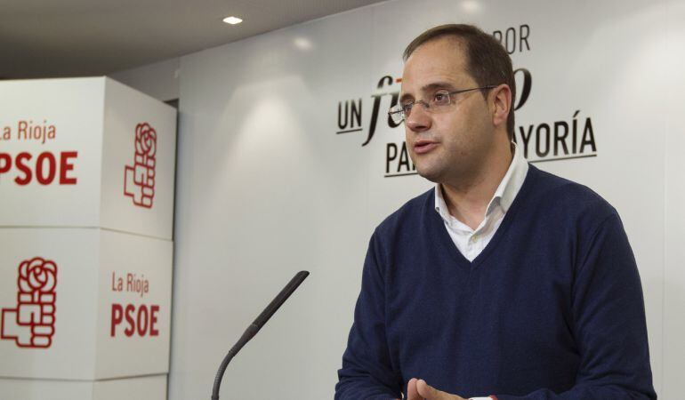 El secretario de Organización del PSOE, César Luena, durante una rueda de prensa