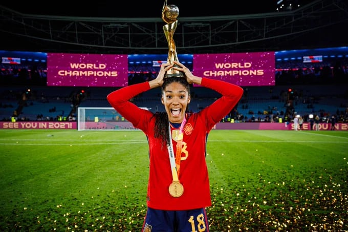 Salma Paralluelo con la Copa del Mundo