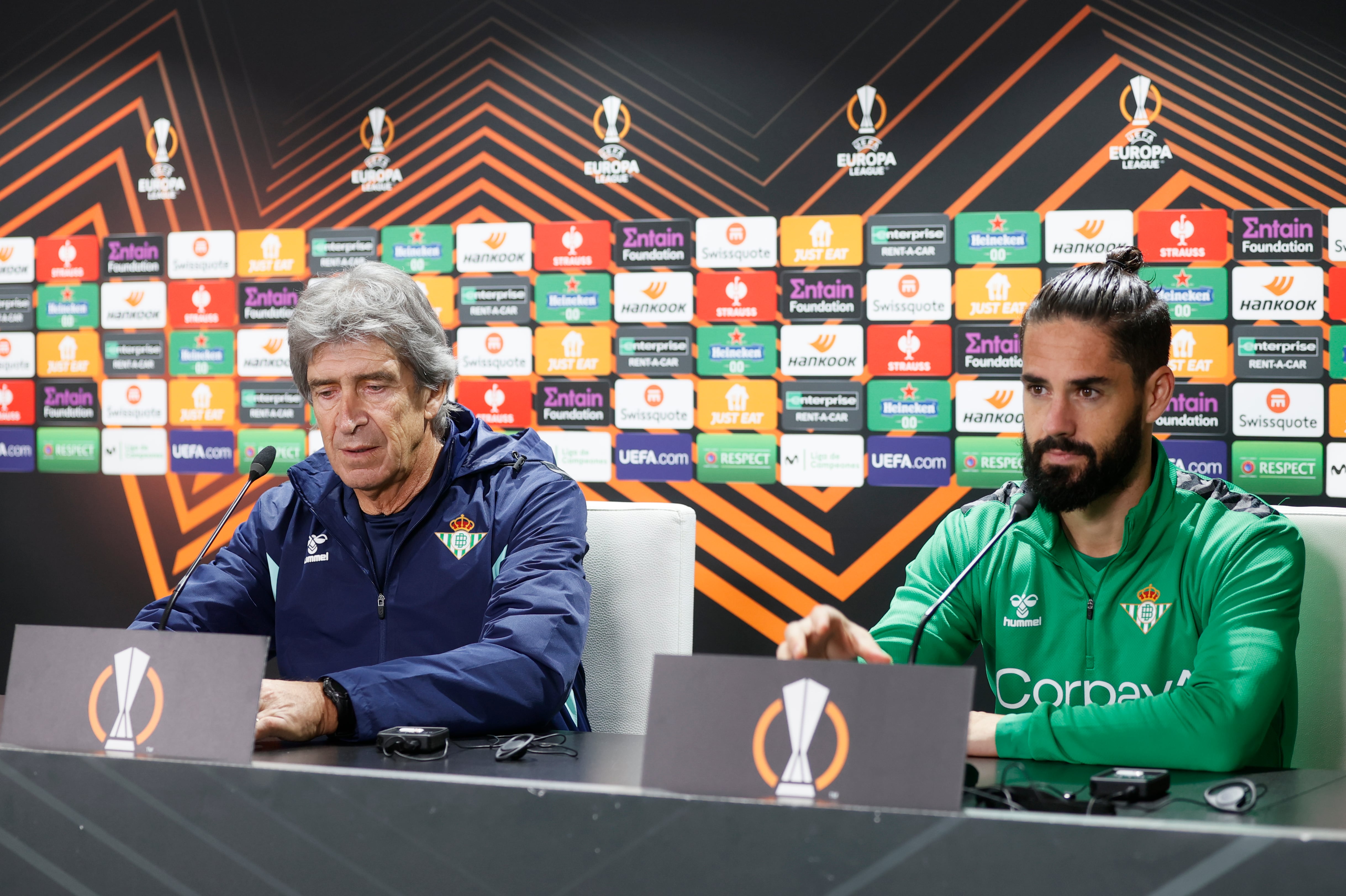 GRAFAND7408. SEVILLA, 13/12/2023.- El técnico del Real Betis, el chileno Manuel Pellegrini (i), junto al mediapunta Francisco Alarcón &#039;Isco&#039;, durante la rueda de prensa tras el entrenamiento de la plantilla realizado este miércoles previo al partido que disputará mañana jueves en el Estadio Benito Villamarín de la capital hispalense ante el Rangers de Glasgow, el último partido del Grupo C de la Liga Europa, un duelo decisivo por el liderato al que los verdiblancos llegan con nueve puntos por los ocho de los escoceses y con el imperativo de sumar para ser primeros.EFE/José Manuel Vidal
