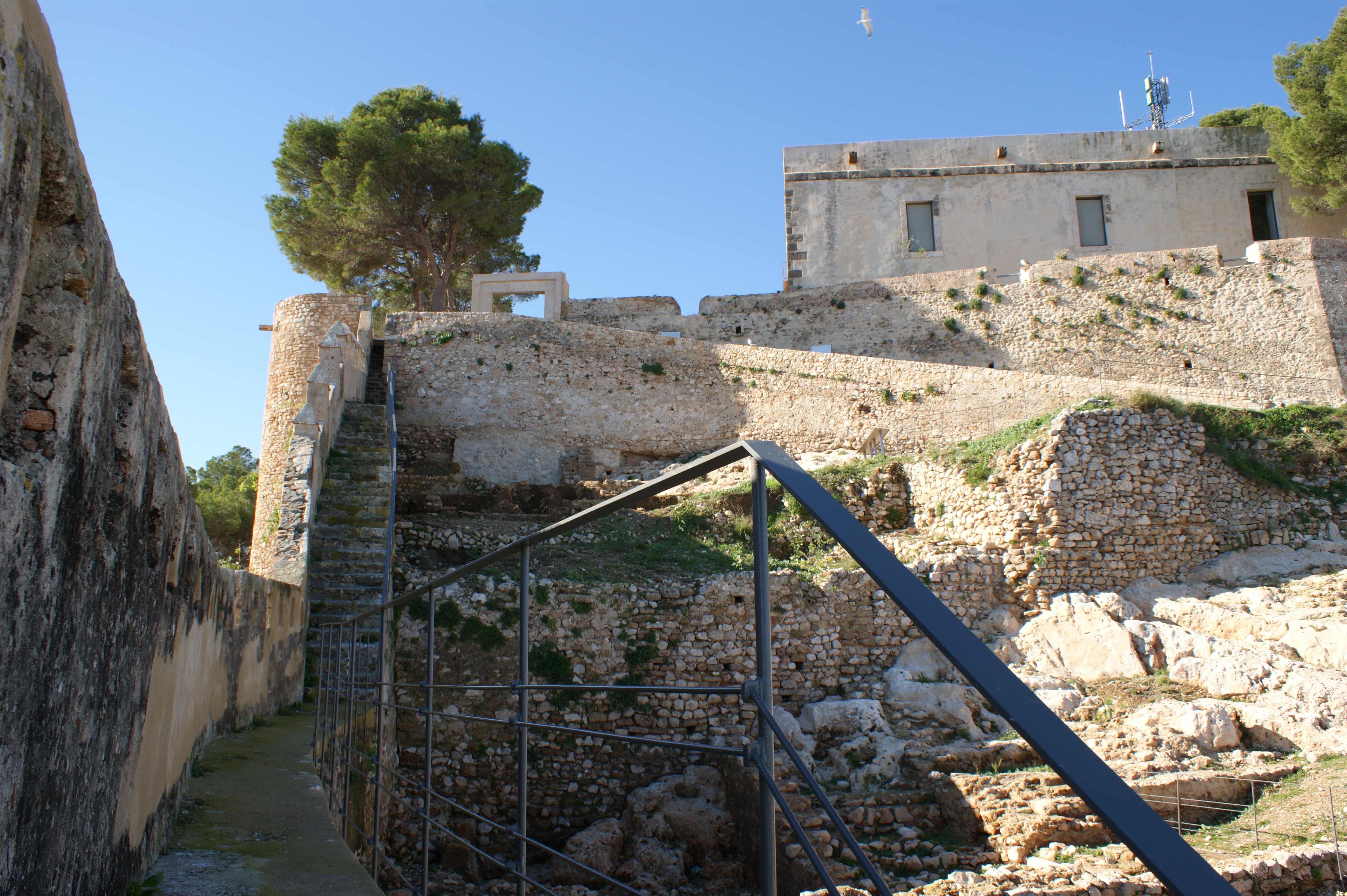 Museo Arqueológico en el Castillo de Dénia visto desde el Verger Alt.