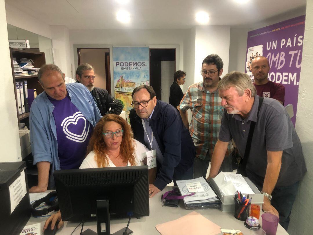 Los representantes de Unidas Podemos siguiendo el escrutinio durante la noche electoral