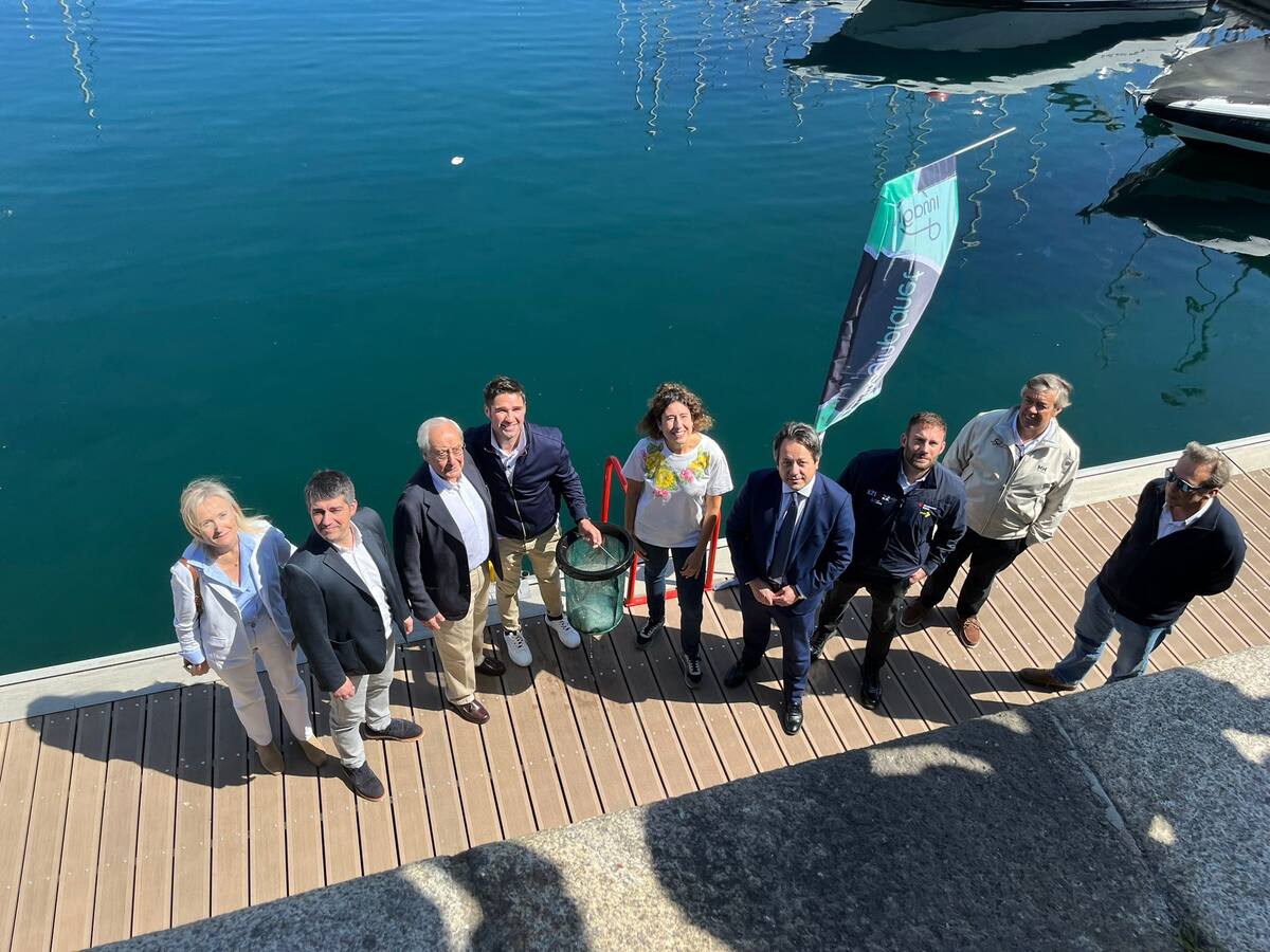 El puerto deportivo de A Coruña estrena un recolector de plásticos