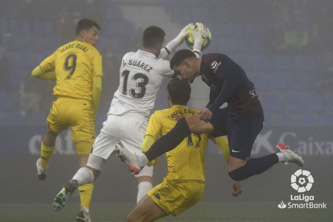 Jugadores del Alcorcón y del Huesca