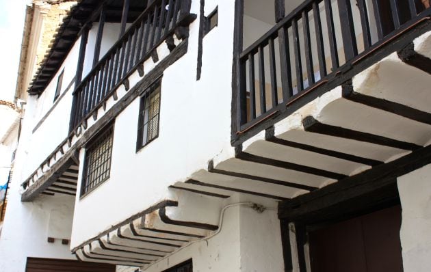 Típicas casas con balcones de madera de Mira.