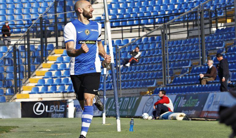 Chechu celebra un gol en el Rico Pérez