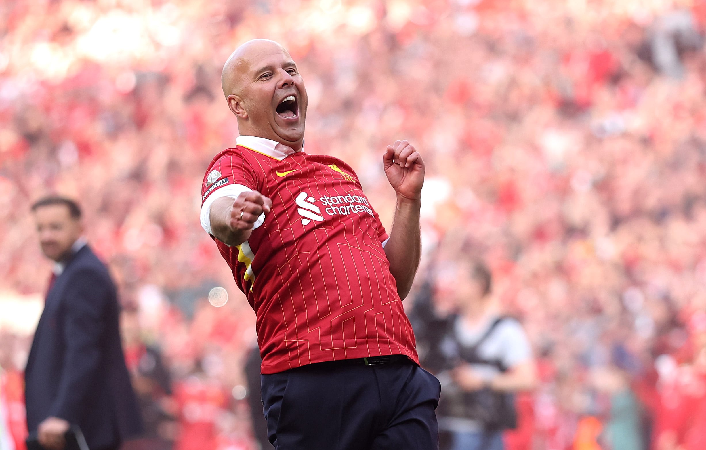 Arne Slot celebra el título de la Premier League. (Carl Recine/Getty Images)