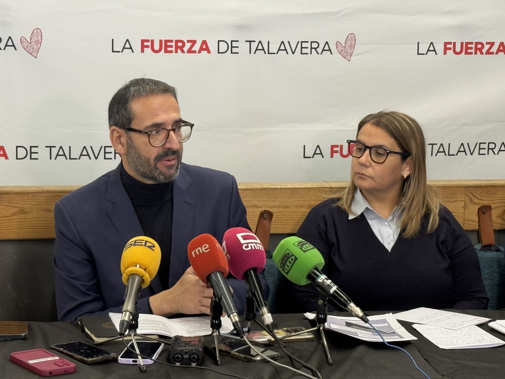 Sergio Gutiérrez, secretario de organización del PSOE CLM, y Tita García Élez, secretaria del PSOE de Talavera, ofrecen un desayuno informativo