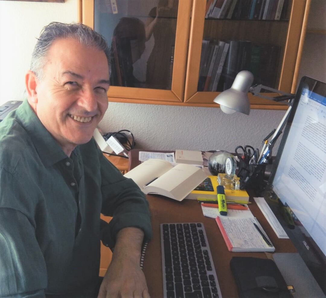 El escritor Rafael Carcelen en su despacho 