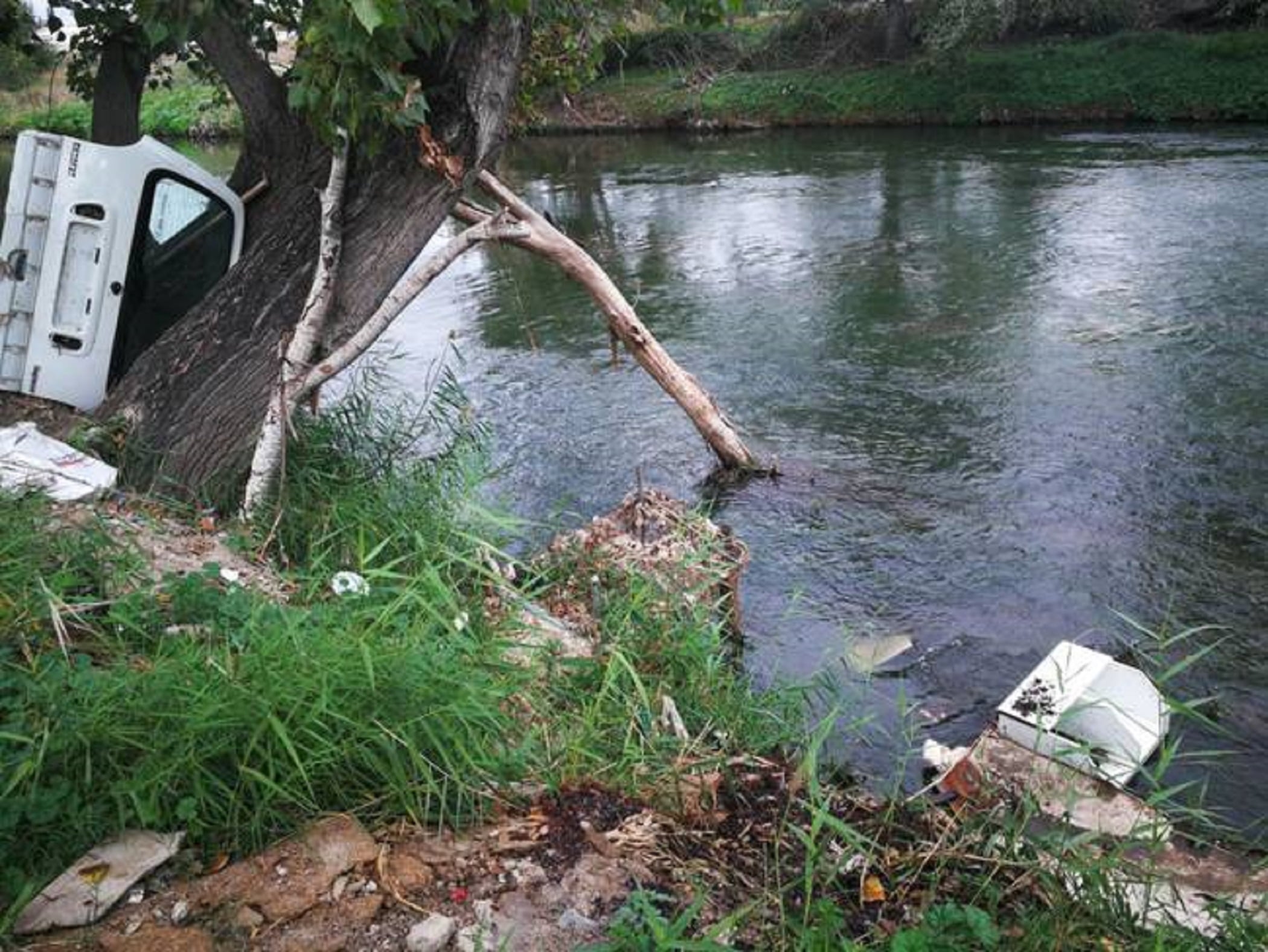 Los vertidos incontrolados en los margenes del río es uno de los problemas de esta zona