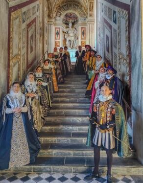 Grupo teatral "Porque Pudo y porque quiso" de Viso del Marqués en la escalinata del Palacio del Marqués de Santa Cruz
