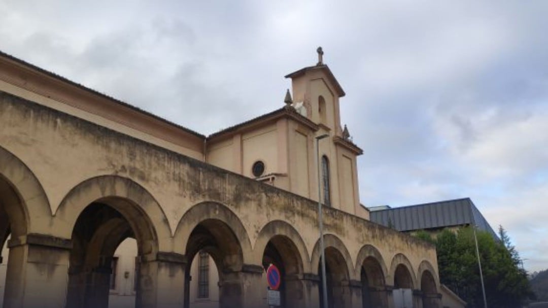 Fachada porticada del convento de Ipurua