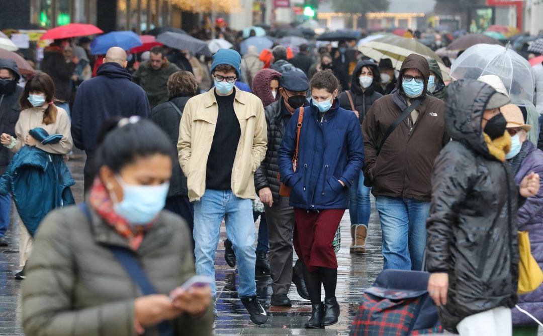 Gente copn mascarilla por la calle