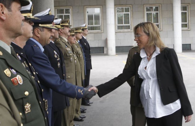 Sus fotos pasando revista corrieron como la pólvora en el resto de Europa aupando a Chacón a lo más alto de las valoraciones del CIS