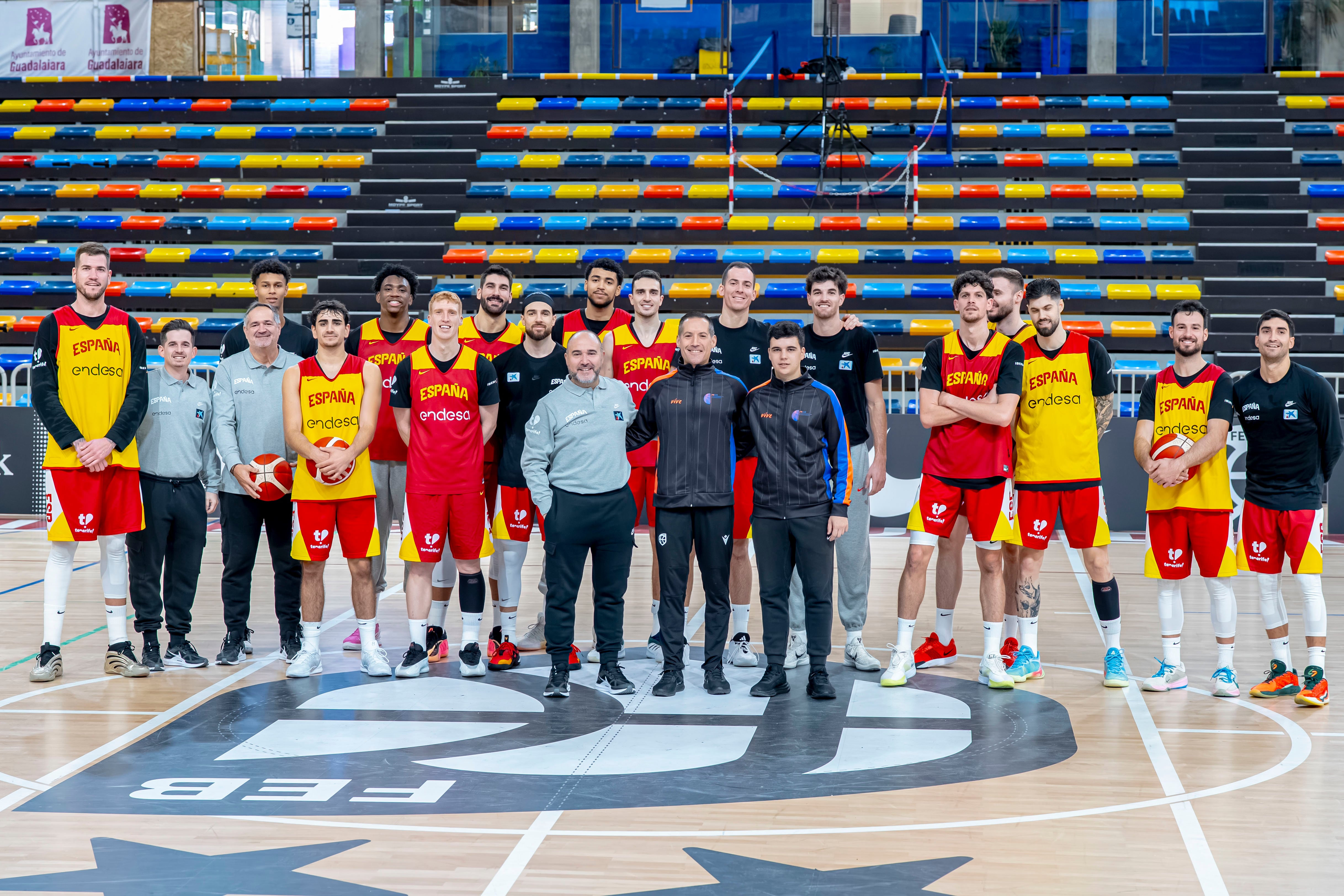 Madrid, 26/11/2025.- La selección española de baloncesto comenzará una nueva era bajo la batuta de su nuevo entrenador, Chus Mateo, quien debutará mañana jueves ante Dinamarca en las ventanas FIBA clasificatorias para la Copa del Mundo 2027, tras la salida de Sergio Scariolo, técnico más laureado en la historia de España, 15 años después. EFE/FEB -SOLO USO EDITORIAL/SOLO DISPONIBLE PARA ILUSTRAR LA NOTICIA QUE ACOMPAÑA (CRÉDITO OBLIGATORIO)-
