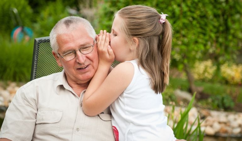 Inglaterra recompensará a los abuelos que cuidan de sus nietos