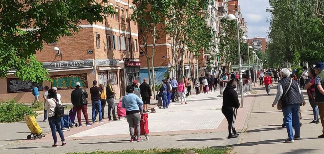 Centenares de personas hacen cola cada fin de semana para recoger alimentos en un local de Asociación de Vecinos de Aluche