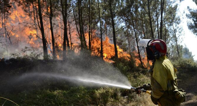 Un brigadista durante las labores de extinción incendio registrado esta tarde en A Merca (Ourense)