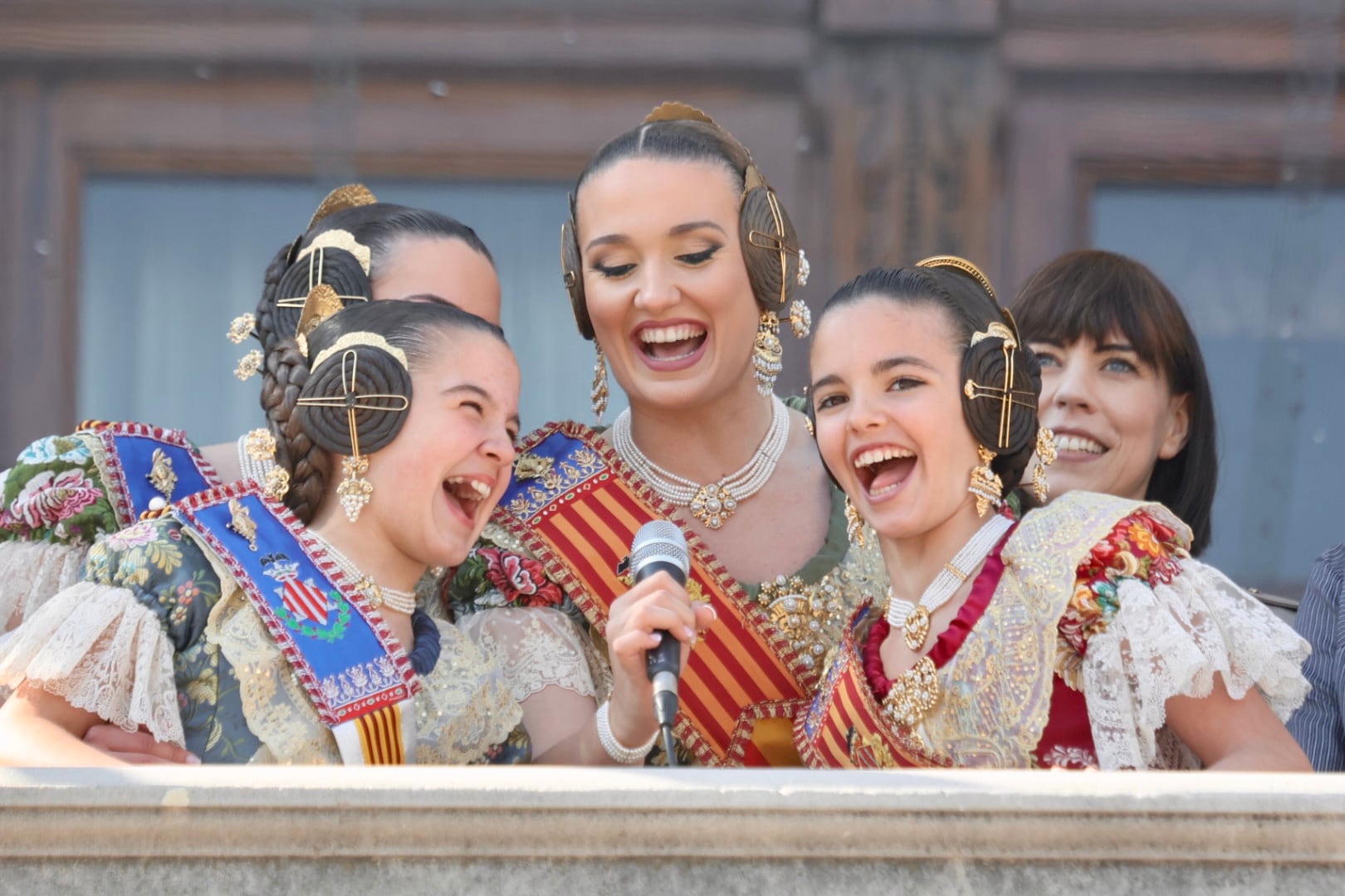 Las Falleras Mayores de València gritan: &quot;Senyor pirotècnic, pot començar la mascletá&quot;