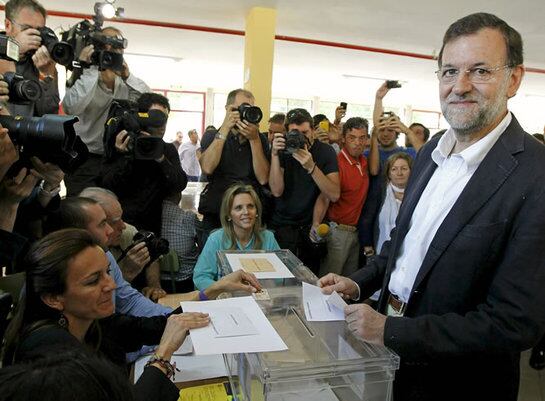 El líder del PP, Mariano Rajoy, a su llegada al colegio madrileño Bernadette de Aravaca, en donde hoy depositó su voto en las elecciones municipales y autonómicas.