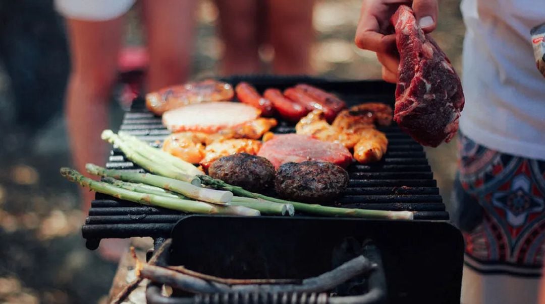 Imagen de una barbacoa celebrada en plena naturaleza