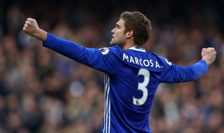 Marcos Alonso festeja su tanto frente al Arsenal