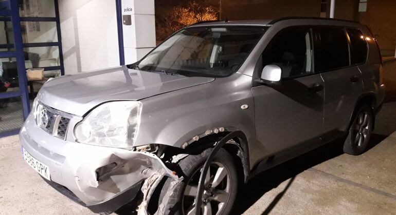 El cotxe, amb les marques al parafang després d'haver-se emportat la pilona.