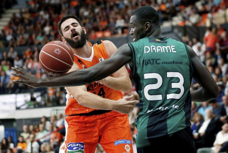 GRA125 VALENCIA (Comunidad Valenciana), 18/10/2015.-Los pivots del Valencia Basket, Bojan Dubljevic y del Joventud, Ousmane Drame,d., durante el partido correspondiente a la segunda jornada Liga Endesa, jugado en el pabellón de la Fuente de San Luis de Valencia. EFE/ Juan Carlos Cárdenas