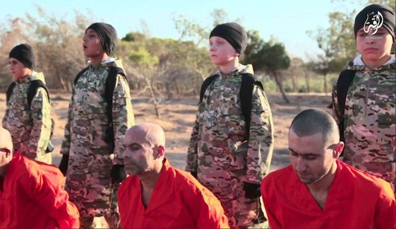 Imagen de un vídeo de niños ejecutando a prisioneros publicado por el Estado Islámico