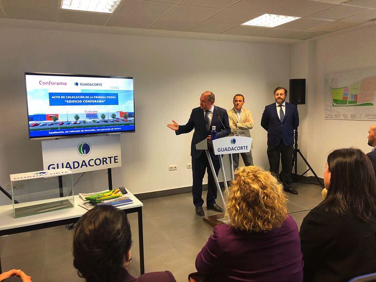 El alcalde de Los Barrios, Jorge Romero, presenta los detalles de la implantación de Conforama en La Villa.