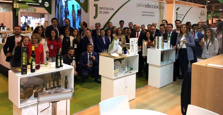 Grupo de empresarios jienenses que participan en el Salón de Gourmets junto al diputado de Promoción, Manuel Fernández.