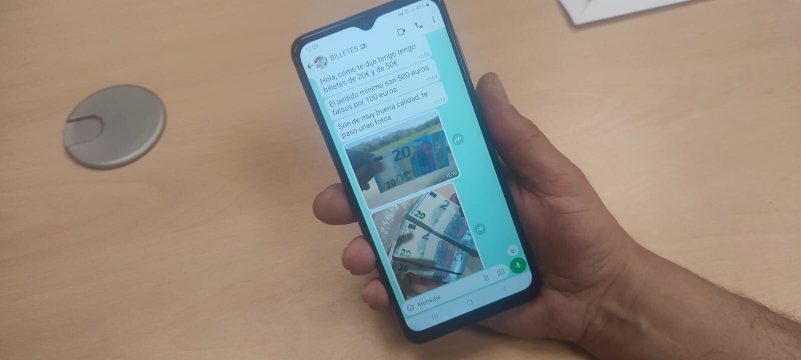 Investigado por intentar vender billetes falsos por WhatsApp