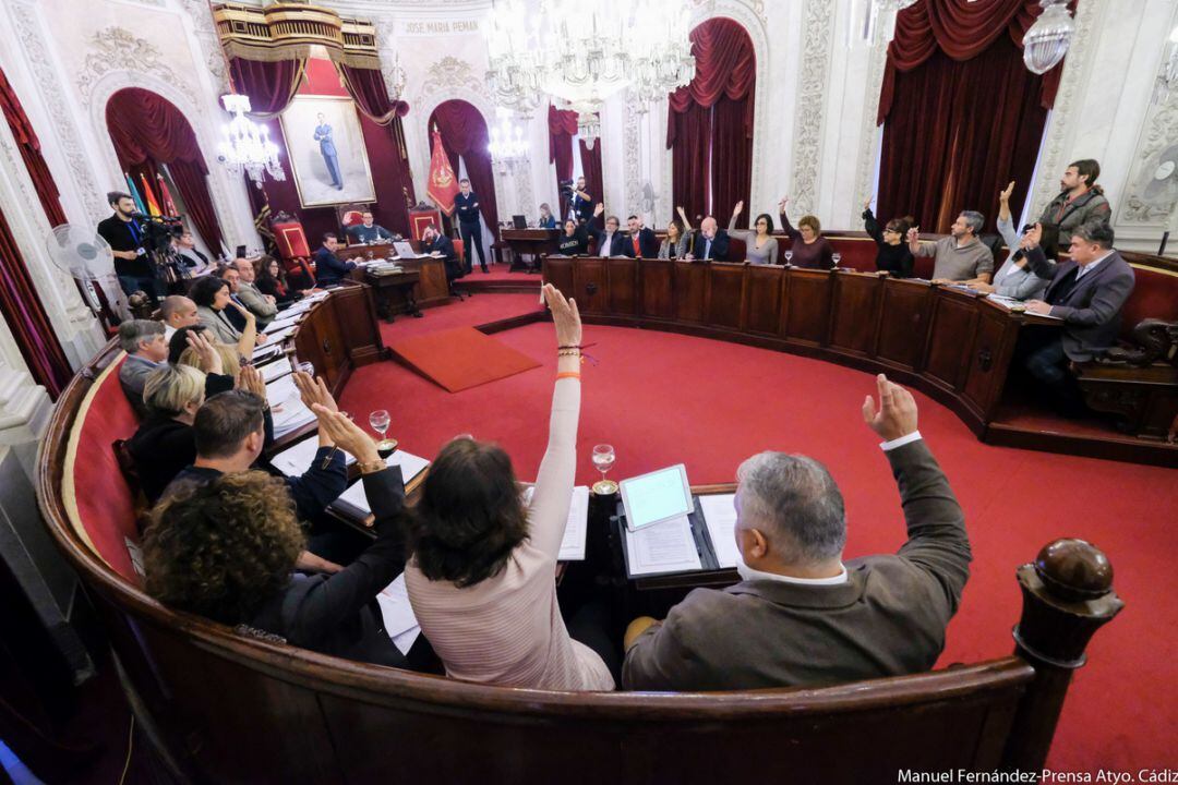 El pleno del Ayuntamiento de Cádiz vota una moción