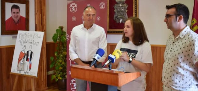 El alcalde de Tarancón, José Manuel López Carrizo, la autora Lucía López Gallego, y el concejal de Festejos, Raúl Añover, en la presentación del cartel.