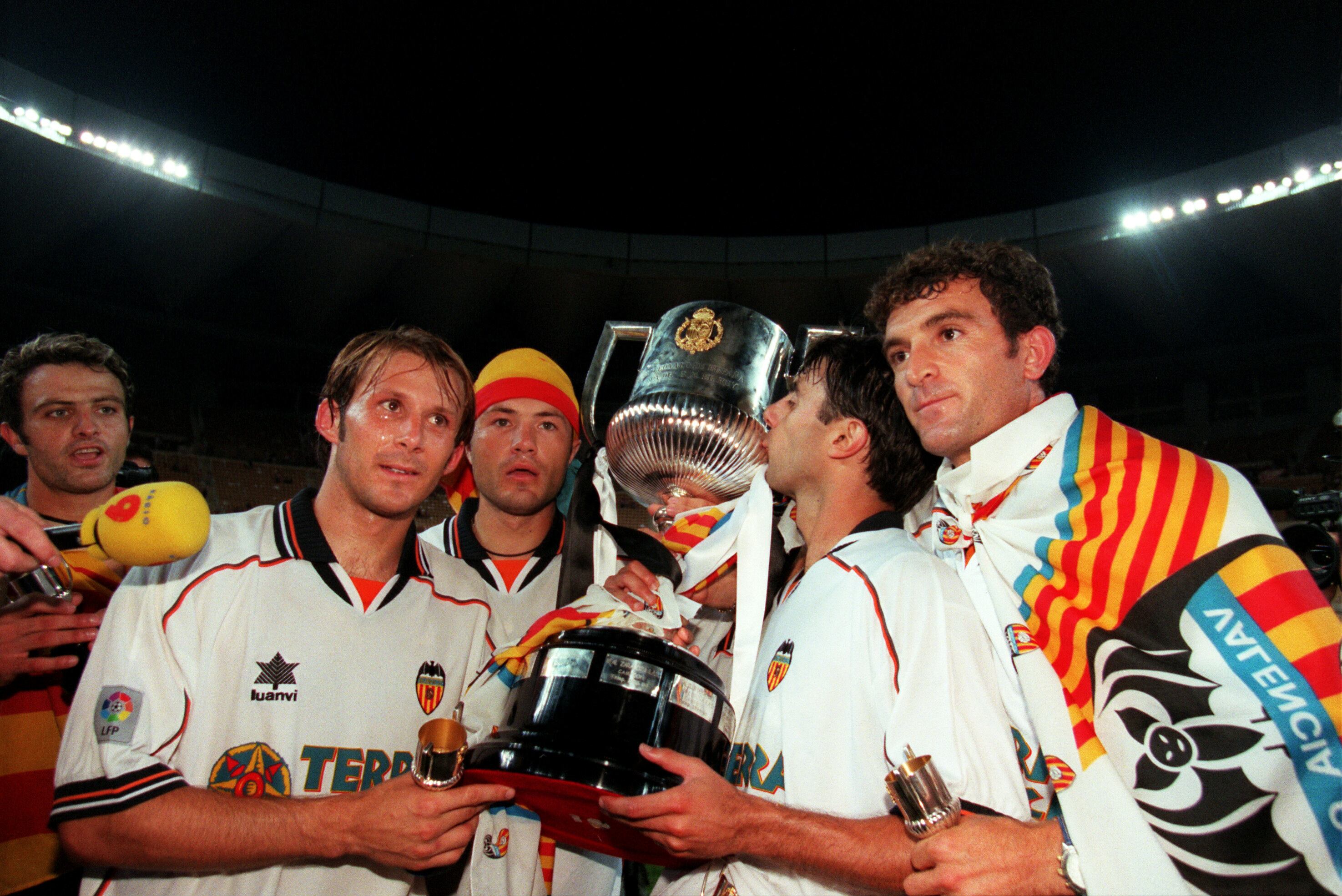 Claudio López besa el trofeo de la Copa del Rey de 1999