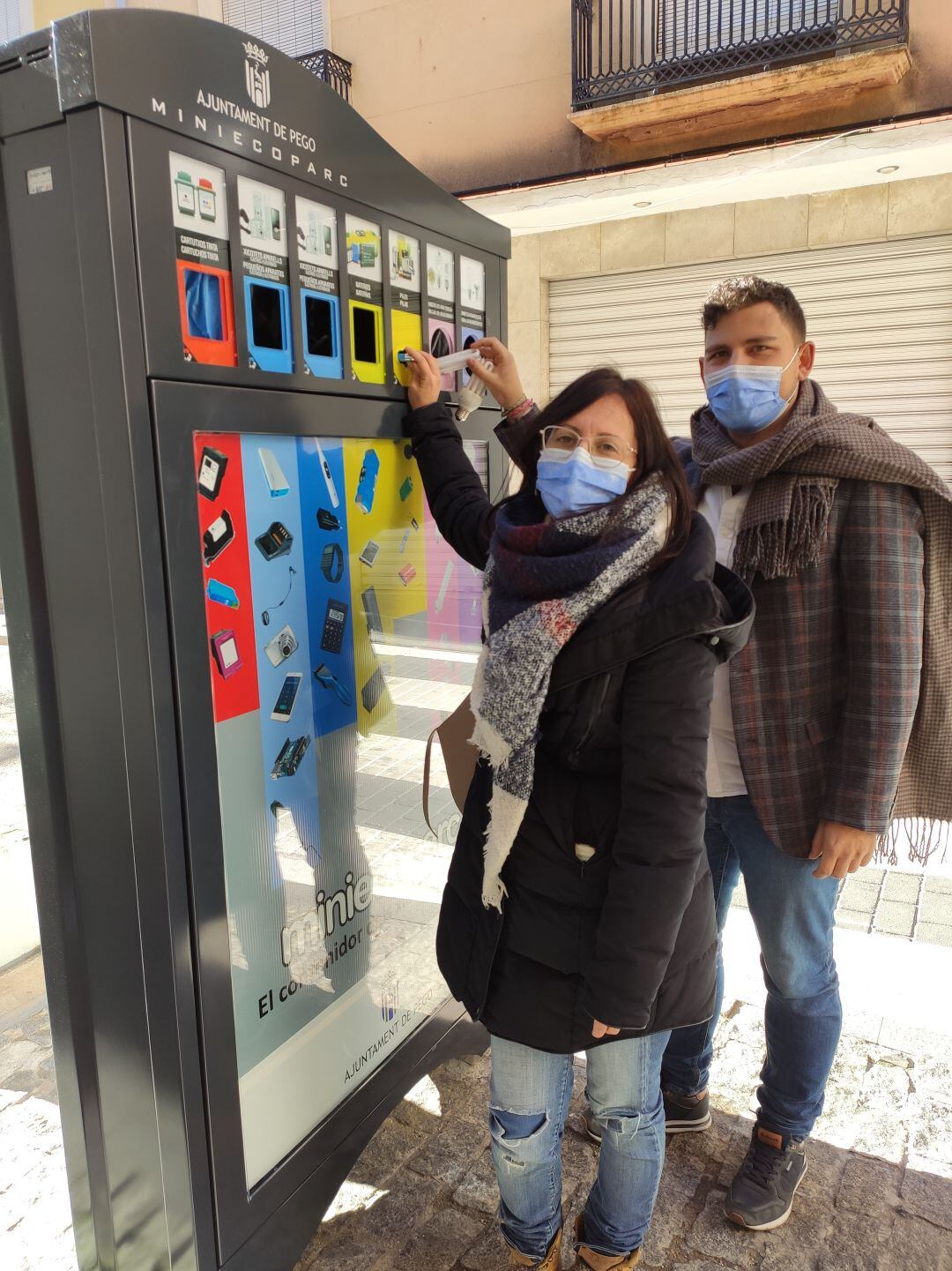 Los concejales de Medio Ambiente, Laura Castellà, y de Residuos Urbanos, Ricardo Sendra.