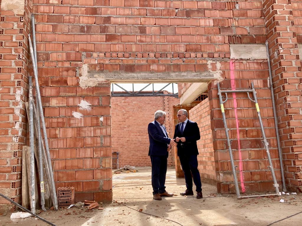 El alcalde de Aldeaquemada, Manuel Fernández (izqda), charla con el delegado del gobierno, Jesús Estrella (dcha).