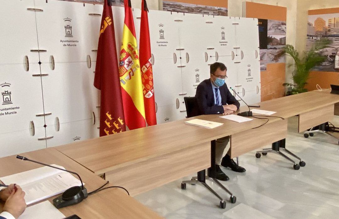 El alcalde de Murcia, José Ballesta, presidió el miércoles la sesión de la Junta de Portavoces